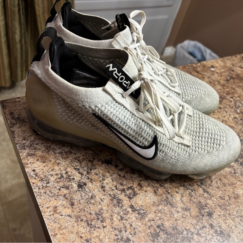 Nike Men's White and Black Athletic Shoes
